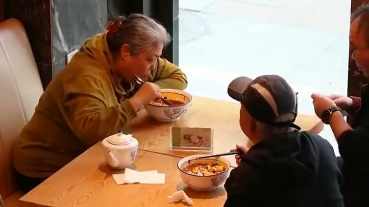 兰州京穆兰牛肉面让广河声名远扬。 甘肃京穆兰餐饮管理有限公司成立于2011年,注册资金10
